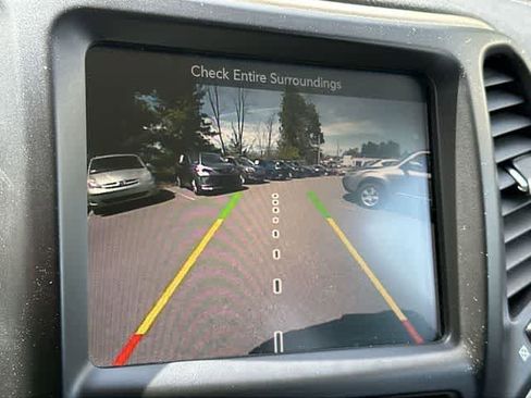 Used 2016 Jeep Cherokee Latitude w/ Cold Weather Group AWD/4WD image 12