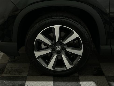 Used 2025 Honda Pilot Touring image 17