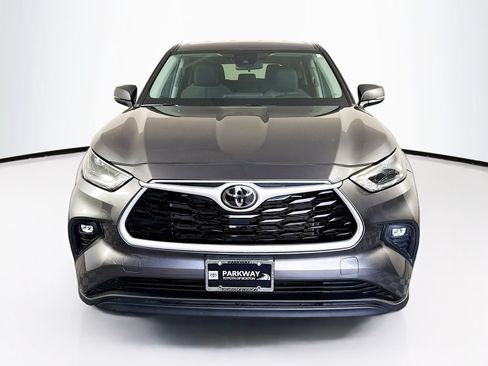 Used 2024 Toyota Highlander LE AWD/4WD image 2