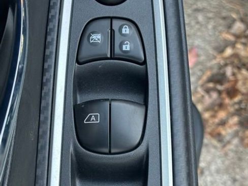 New 2025 Nissan Versa SR w/ Trunk Package image 15