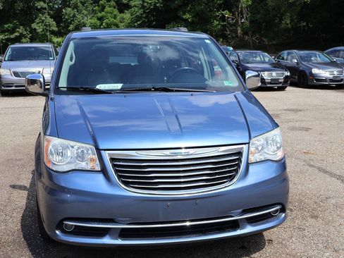 Used 2011 Chrysler Town & Country Touring-L w/ Driver Convenience Group FWD image 2