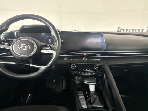 Used 2025 Hyundai Elantra SEL image 22