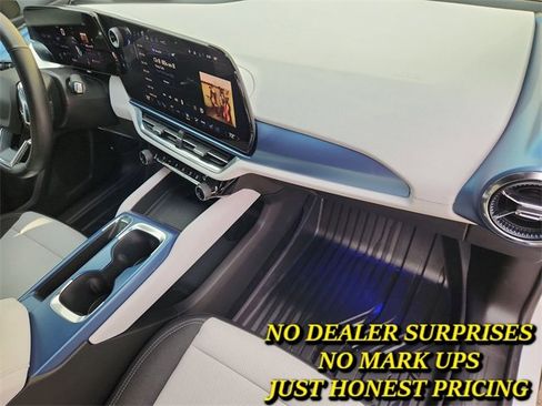 Used 2025 Chevrolet Equinox EV LT w/ Convenience Package II image 28