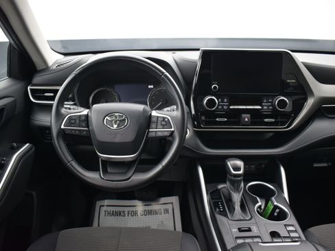 Used 2024 Toyota Highlander LE AWD/4WD image 17