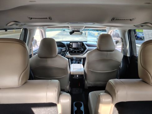 Used 2020 Toyota Highlander XLE AWD/4WD image 11