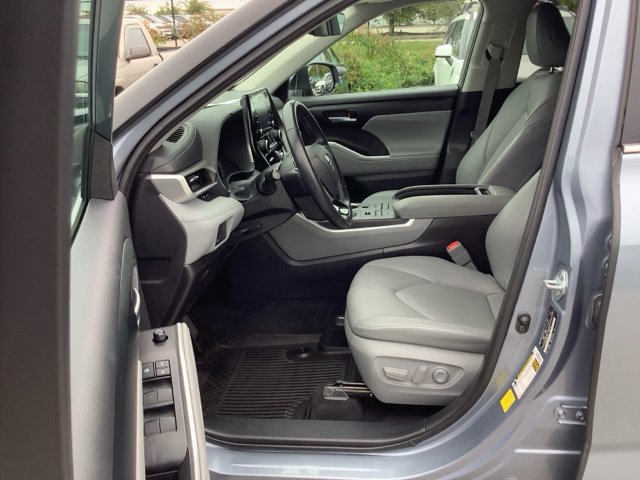 Used 2021 Toyota Highlander XLE AWD/4WD image 8