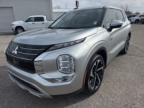 Used 2024 Mitsubishi Outlander SE image 3