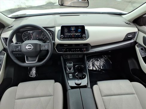 Certified 2025 Nissan Rogue SV image 21