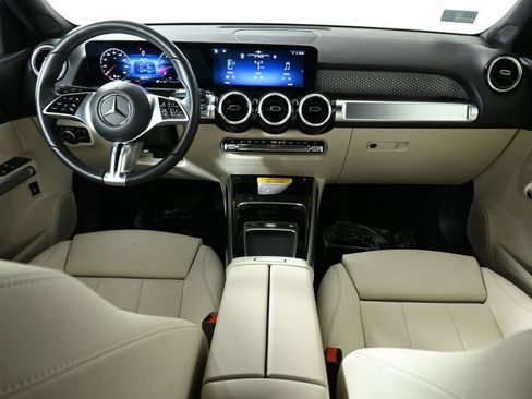 Used 2025 Mercedes-Benz GLB 250 4MATIC image 4
