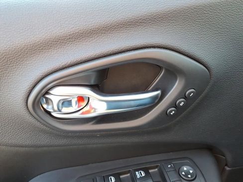 Used 2019 Jeep Cherokee Limited image 16