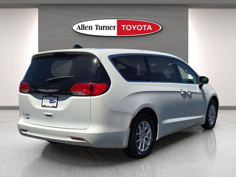 Used 2023 Chrysler Voyager LX FWD image 6