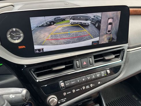 Used 2022 Lexus ES 300h Ultra Luxury w/ Accessory Package 2 FWD image 12