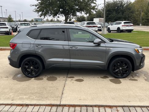 Certified 2022 Volkswagen Taos SE w/ Panoramic Sunroof Package image 11