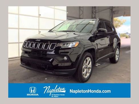 Used 2025 Jeep Compass Latitude w/ Sun & Sound Group AWD/4WD image 1