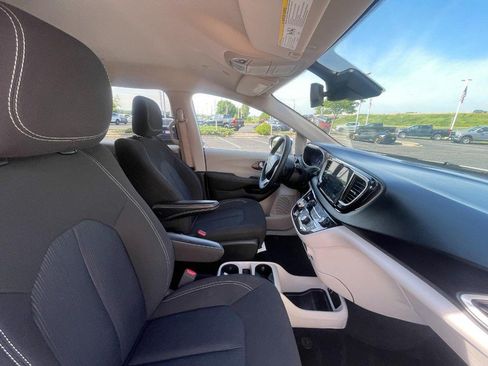 Used 2023 Chrysler Voyager LX FWD image 10