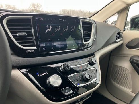 Used 2024 Chrysler Pacifica Touring-L image 11