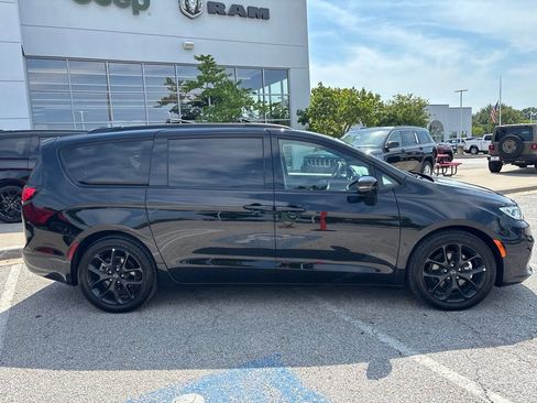 Used 2025 Chrysler Pacifica Limited FWD image 9