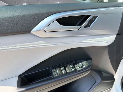 Used 2025 Volkswagen Taos SE image 12