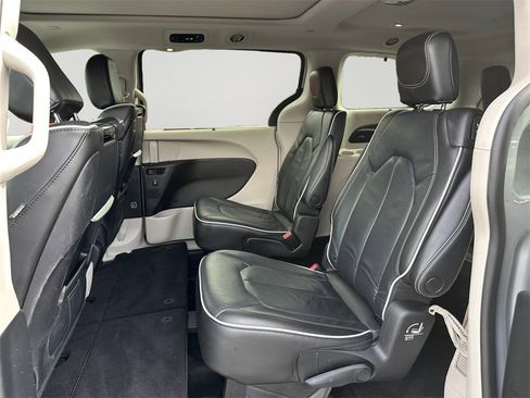 Used 2022 Chrysler Pacifica Limited w/ Uconnect Theater Family Group image 15