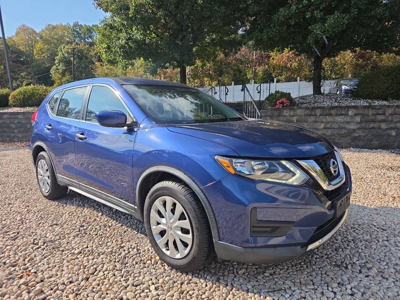 Used 2017 Nissan Rogue S FWD image 1