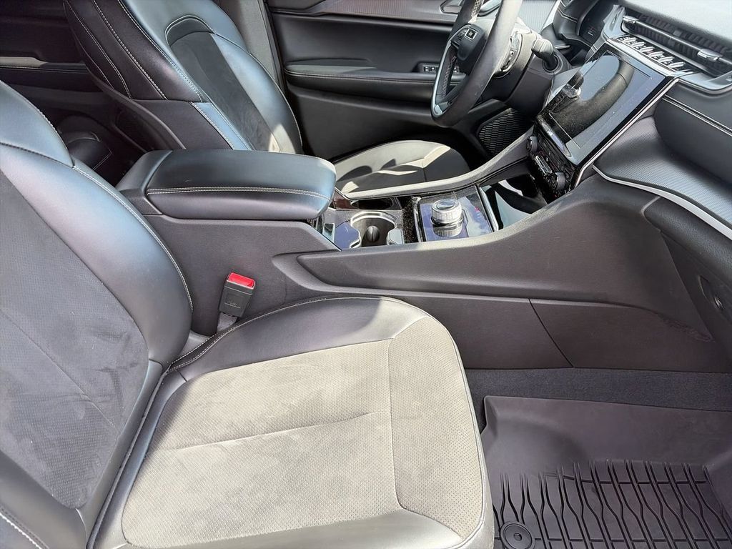 Used 2023 Jeep Grand Cherokee Altitude AWD/4WD image 9