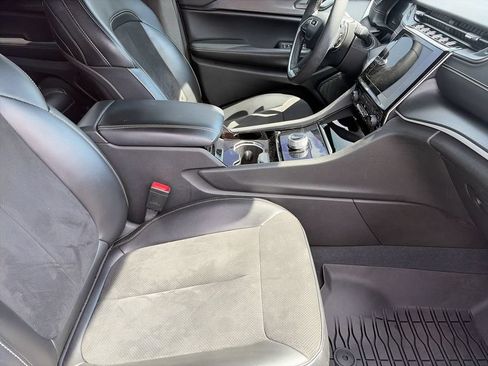 Used 2023 Jeep Grand Cherokee Altitude AWD/4WD image 9