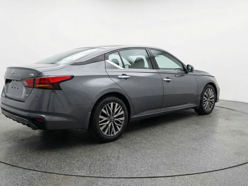 Used 2025 Nissan Altima 2.5 SV image 9