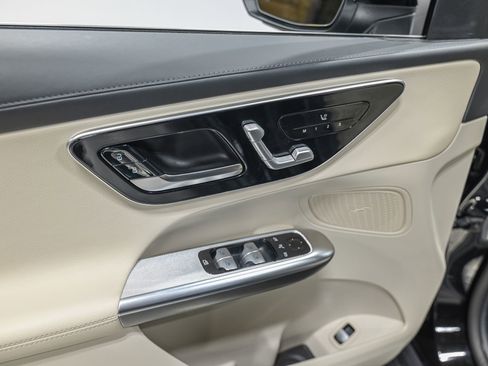 Used 2023 Mercedes-Benz GLC 300 4MATIC image 13