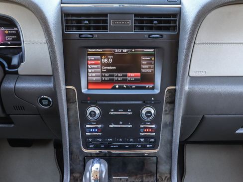 Used 2015 Lincoln Navigator 4WD image 28