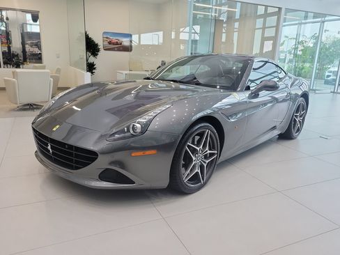 Used 2017 Ferrari California T RWD image 5