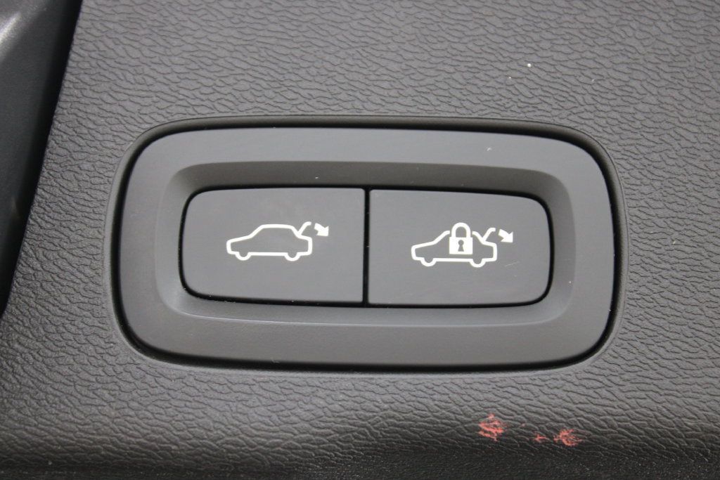 Used 2018 Volvo XC60 T6 Momentum w/ Convenience Package AWD/4WD image 32