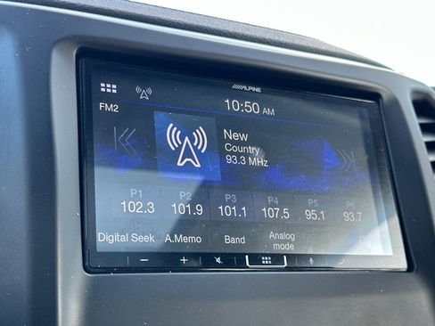 Used 2018 Jeep Cherokee Latitude Plus w/ Comfort/Convenience Group image 18