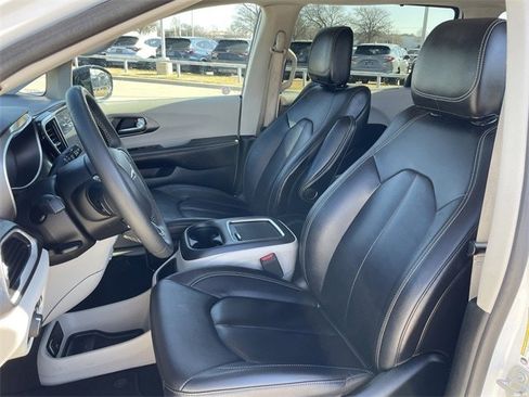 Used 2024 Chrysler Pacifica Touring-L image 23