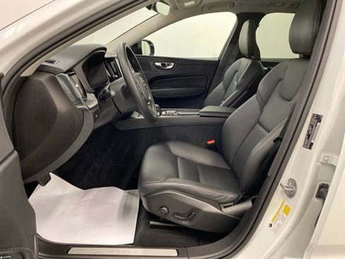 Used 2025 Volvo XC60 B5 Core AWD/4WD image 9