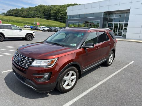 Used 2016 Ford Explorer XLT w/ Equipment Group 202A AWD/4WD image 2