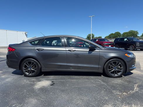 Used 2018 Ford Fusion SE w/ Equipment Group 201A FWD image 4