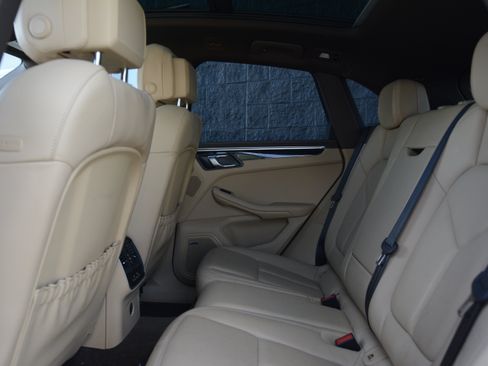 Certified 2018 Porsche Macan AWD/4WD image 29