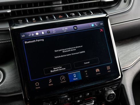 Used 2022 Jeep Grand Cherokee Overland w/ Luxury Tech Group IV RWD image 40