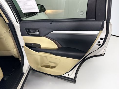 Used 2014 Toyota Highlander XLE image 32