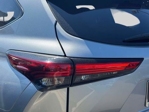 Used 2022 Toyota Highlander XLE AWD/4WD image 14