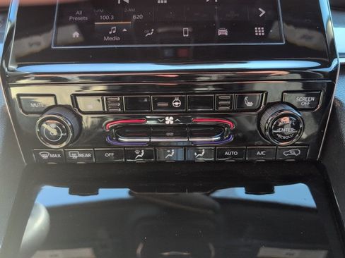 Used 2023 Jeep Grand Cherokee Altitude image 32