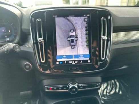 Used 2025 Volvo XC40 B5 Plus AWD/4WD image 21