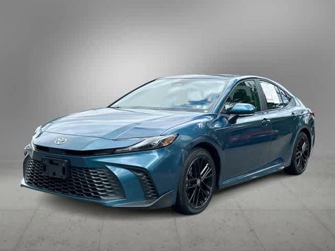 Used 2025 Toyota Camry SE FWD image 1