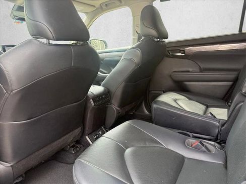 Used 2021 Toyota Highlander Limited FWD image 13