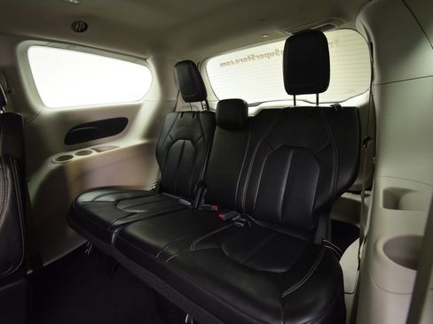 Used 2023 Chrysler Pacifica Touring-L image 16