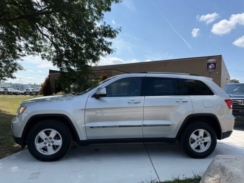 Used 2011 Jeep Grand Cherokee Laredo AWD/4WD image 2