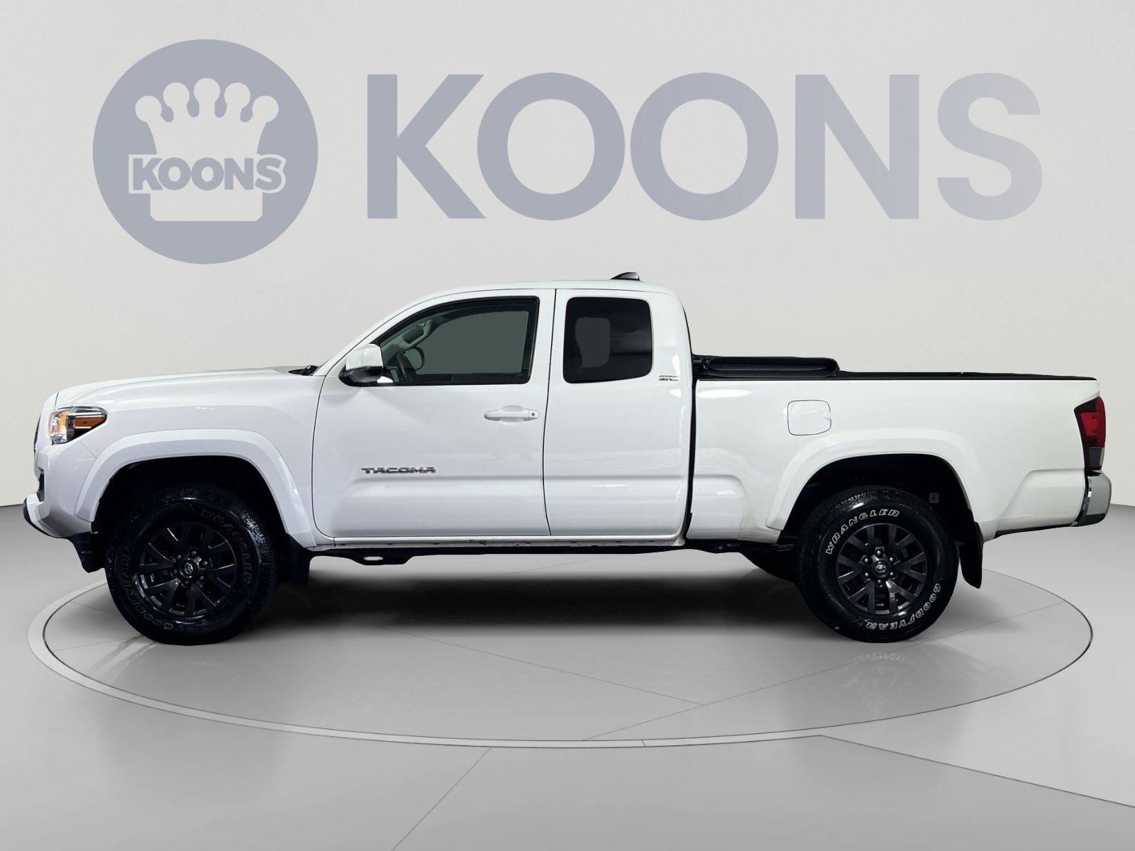 Used 2022 Toyota Tacoma SR5 w/ SR5 Appearance Package (SM) AWD/4WD image 2