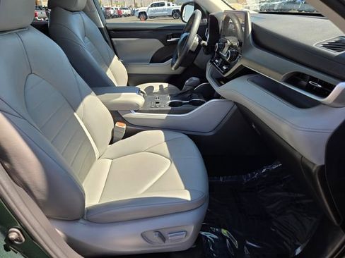 Used 2023 Toyota Highlander XLE image 18