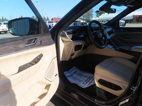 Used 2023 Jeep Grand Cherokee Limited w/ Luxury Tech Group II AWD/4WD image 18