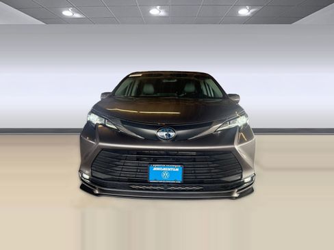 Used 2021 Toyota Sienna XLE image 4